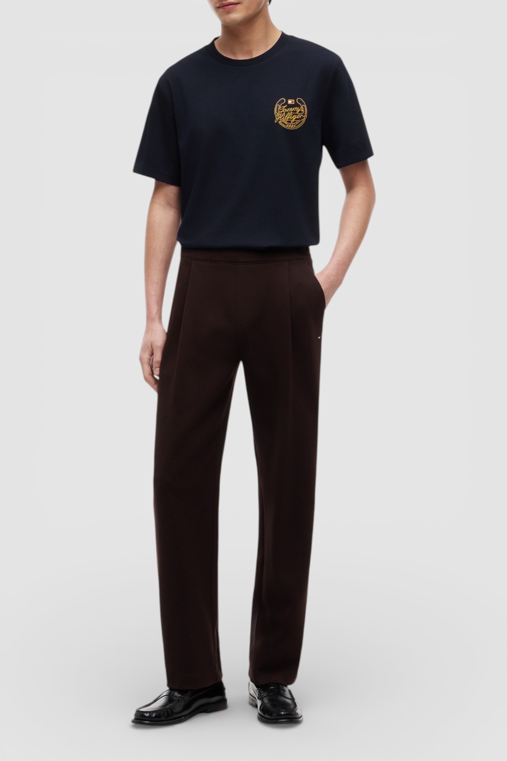 תמונת כל הלוק של חולצת טי